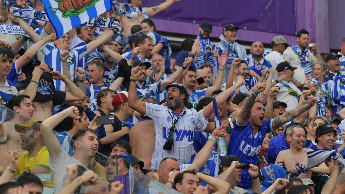 Aficionados del Dépor festejan el gol de Bil Nsongo en Valladolid para sellar el ascenso a Primera División.