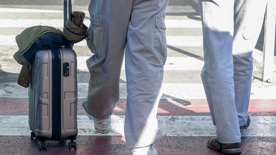 Archivo - Un hombre con una maleta a la salida del aeropuerto Adolfo Suárez-Madrid Barajas, a 4 de agosto de 2023, en Madrid (España). E