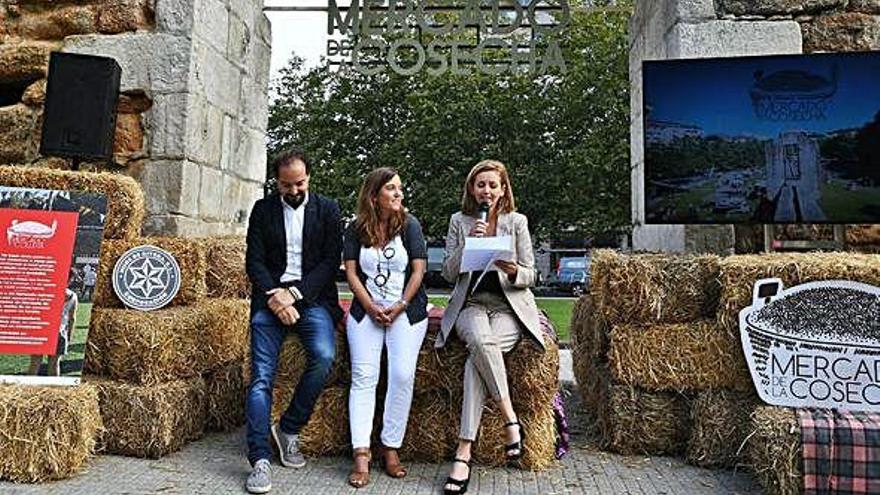 Antonio Viejo, de Hijos de Rivera, la alcaldesa Inés Rey y la concejala Diana Sobral, durante la presentación.