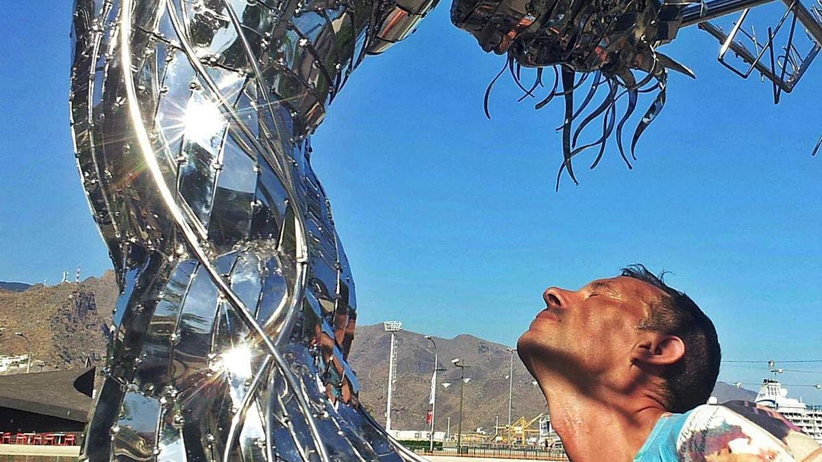 El artista vasco afincado en Tenerife, Julio Nieto, junto a su escultura Lo llevo bien, cuando estaba en Santa Cruz.