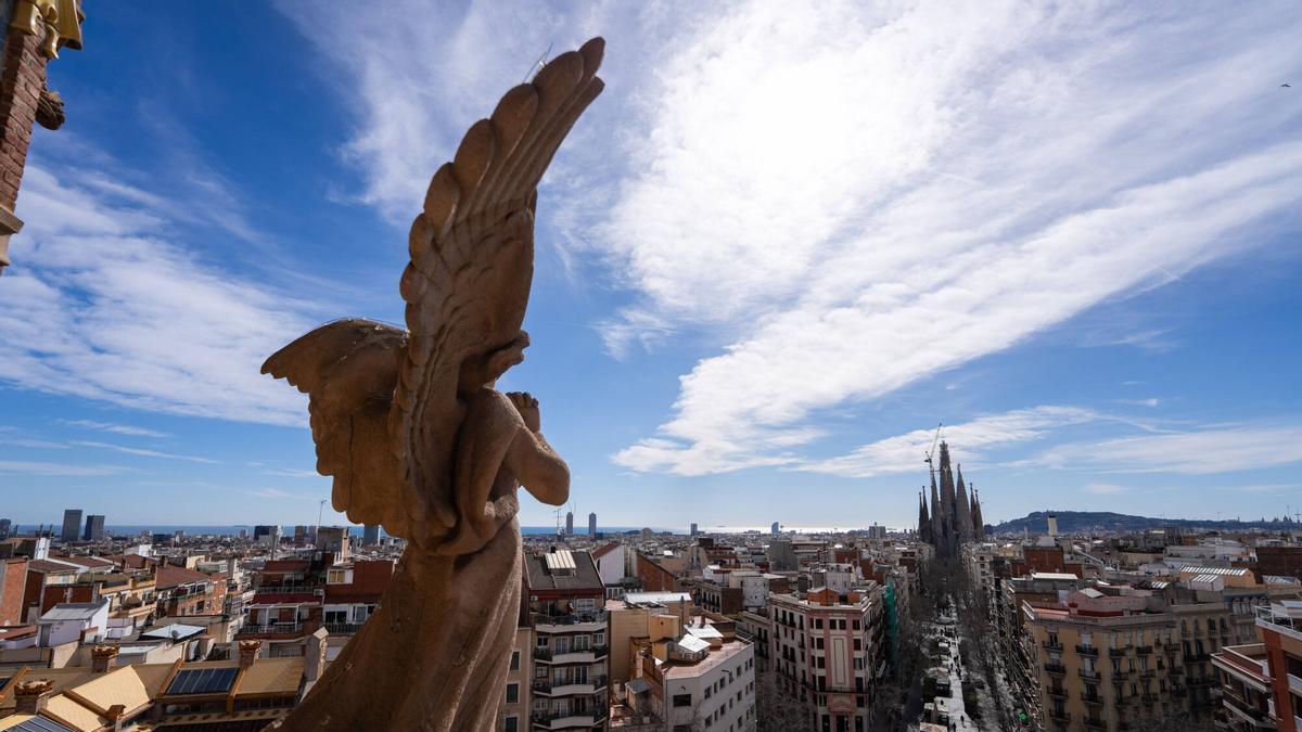 La Sagrada Familia alcanza su punto más alto y se deja ver desde toda Barcelona