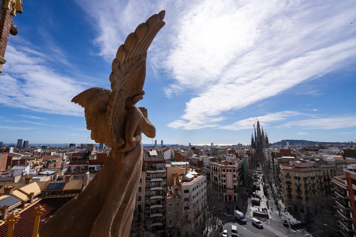 La Sagrada Familia coronada, vista desde lo mas alto del hospital de Sant Pau