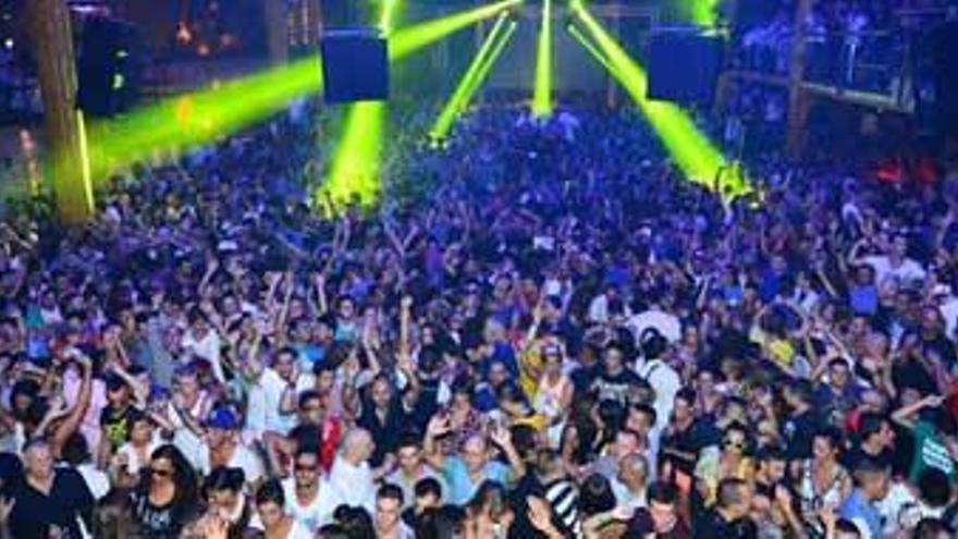 Asistentes a una de las fiestas organizadas este verano por una discoteca ibicenca.