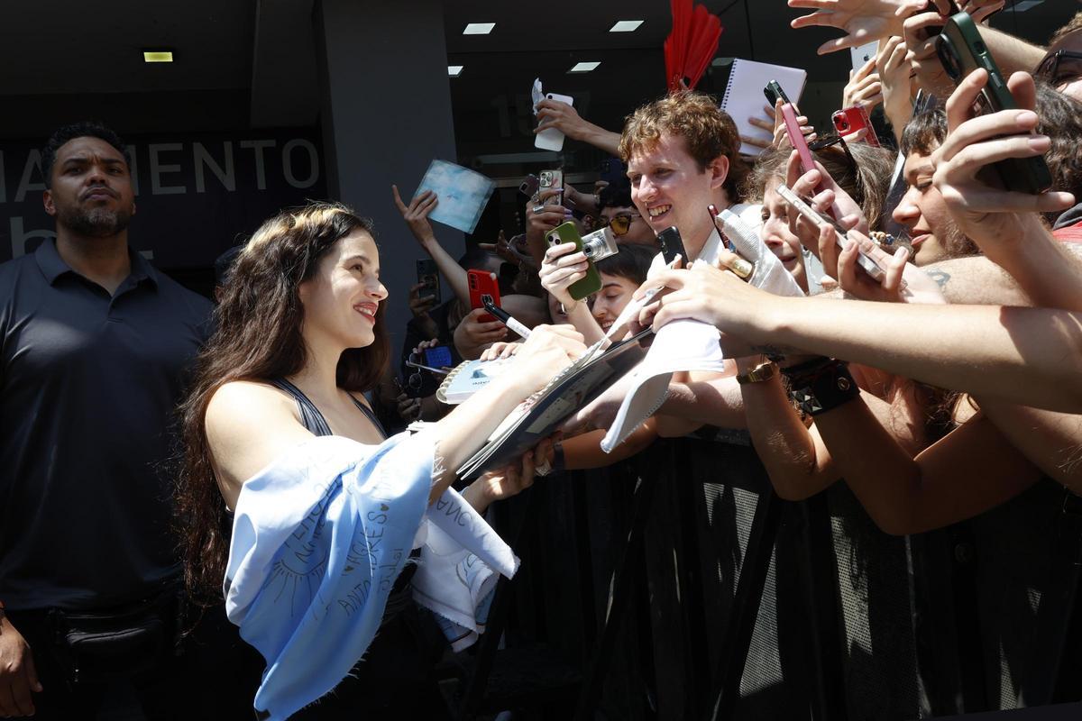 Rosalía, firmando autógrafos en Buenos Aires.