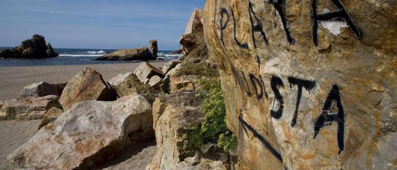 Señalización a la entrada de la playa de tradición nudista de Requexinos, en Bayas.