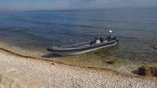 Hallan una narcolancha varada en la playa de Les Rotes de Dénia