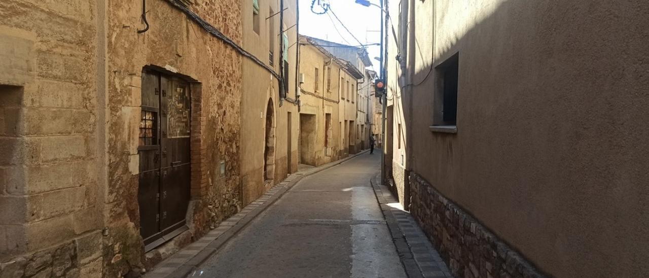 El carrer de la Tosca té amplades molt variables i en alguns trams la vorera és gairebé inexistent