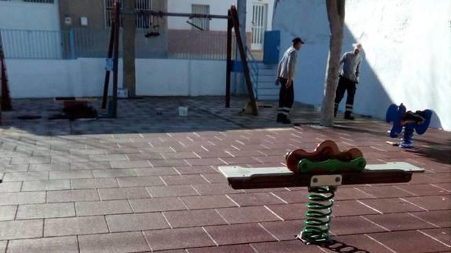 Pedanías renueva el parque infantil de Arneva a través de la empresa municipal ILDO