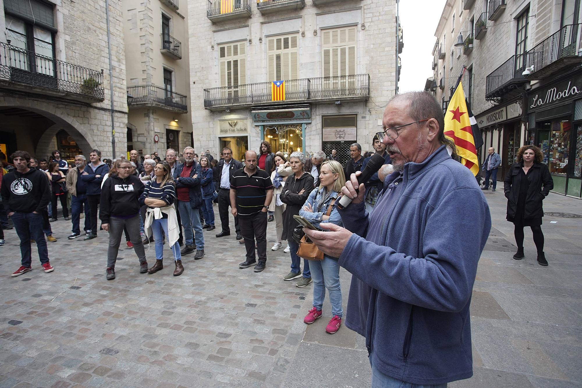 Cremen un ninot del rei a Girona
