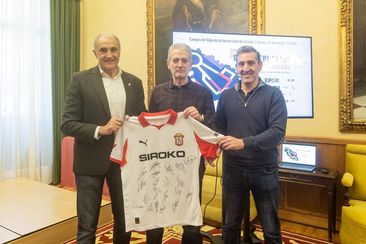 Por la izquierda, Joaquín Alonso, Ramón Gallego y Jorge Pañeda durante la presentación del cross