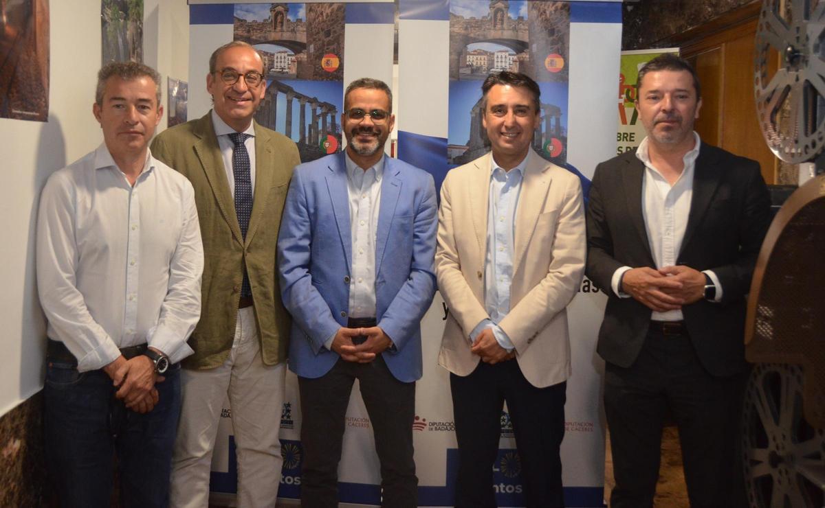 De izquierda a derecha,  el diputado delegado del Área de informática e innovación de la Diputación de Cáceres,  Tomás Sánchez;  el alcalde de Cáceres, Rafael Mateos; el presidente de la Fempex Manuel J. González;   el vicepresidente 1º de la Diputación de Badajoz, Juan Mª Delfa ;y el director general de Asuntos Europeos y Acción Exterior de la Junta de Extremadura, Pablo Hurtado.