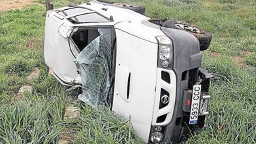 Vuelca por la lluvia en una rotonda cerca de burriana