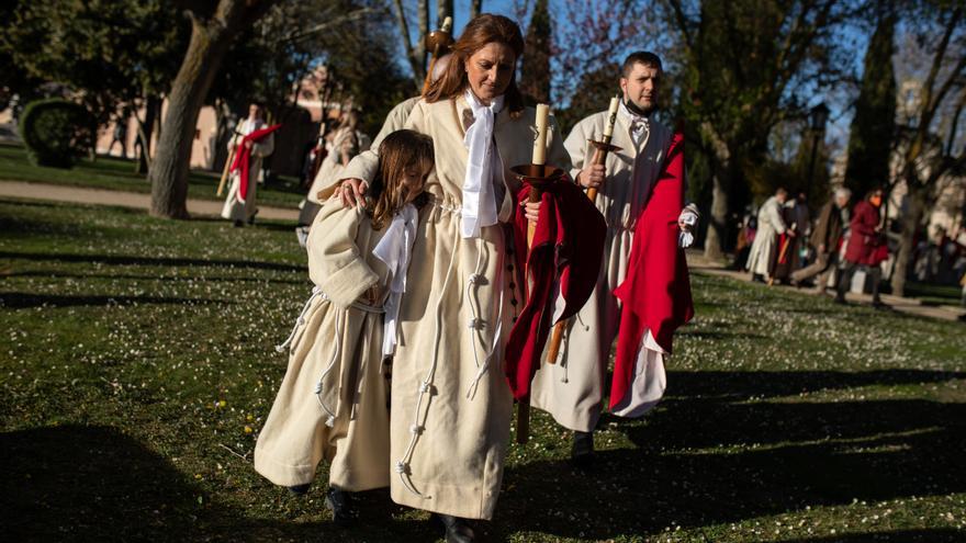 Procesión del Silencio en Zamora: Mujeres bajo el rojo caperuz