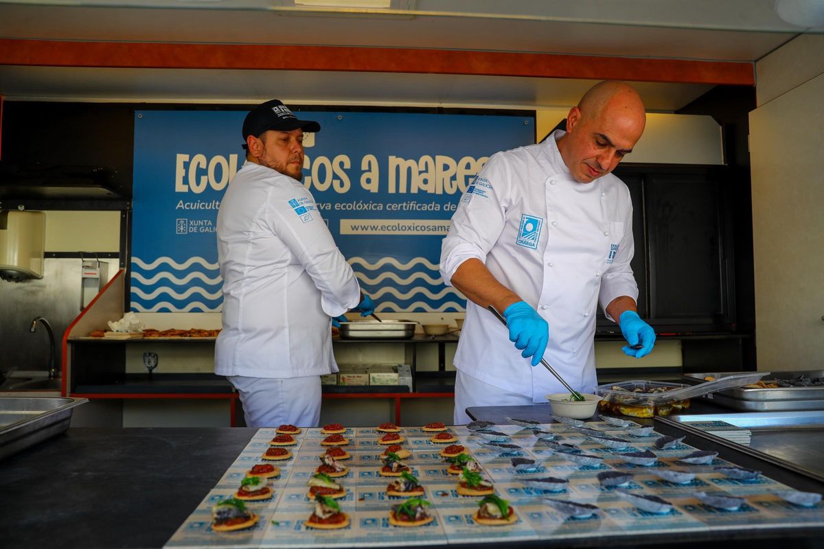 La preparacón de los pinchos de mejillón, ayer.