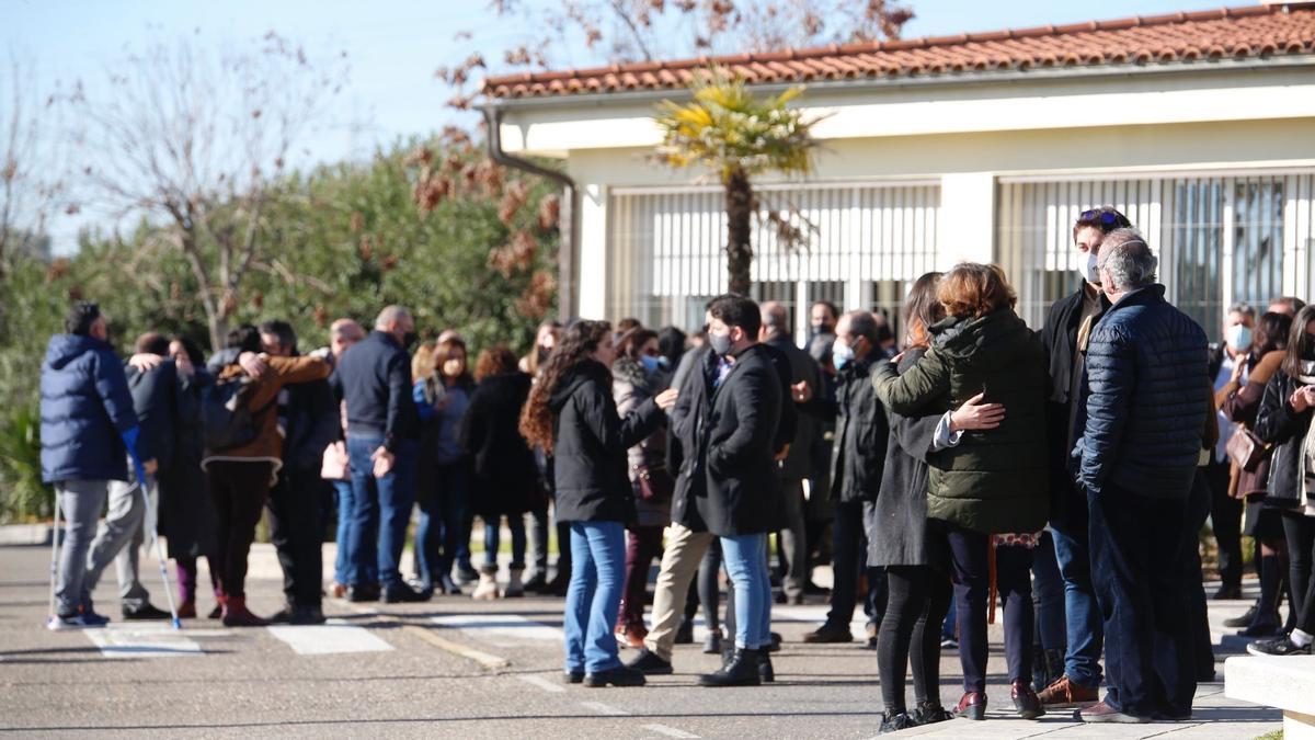 Numerosas personas se han acercado al tanatorio de la Fuensanta para dar su último adiós a la concejala Amparo Pernichi, fallecida a los 53 años de edad.