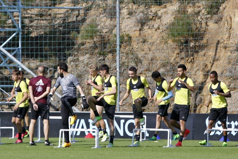 Dos centenares de aficionados jalean al Celta en su regreso a los entrenamientos