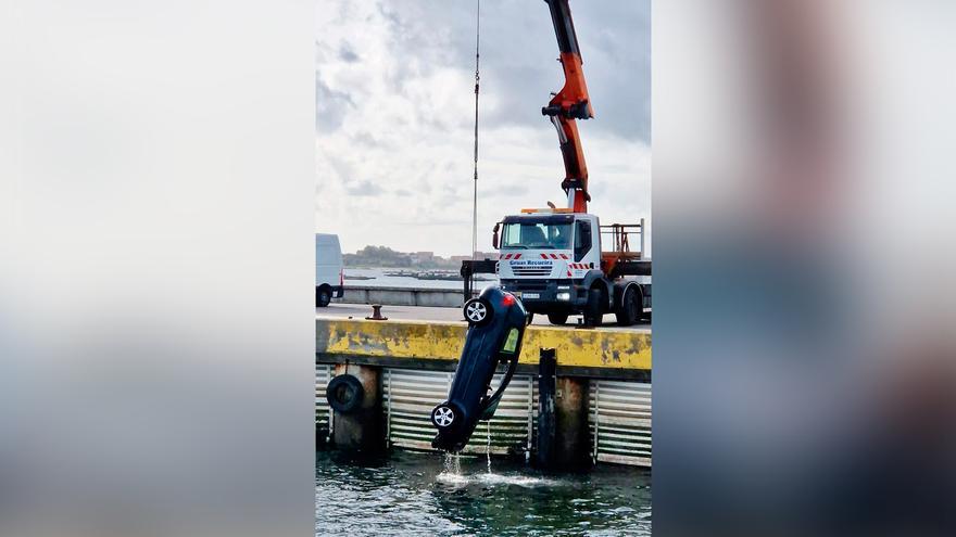 Muere el hombre que se precipitó al mar con su vehículo en Vilanova de Arousa