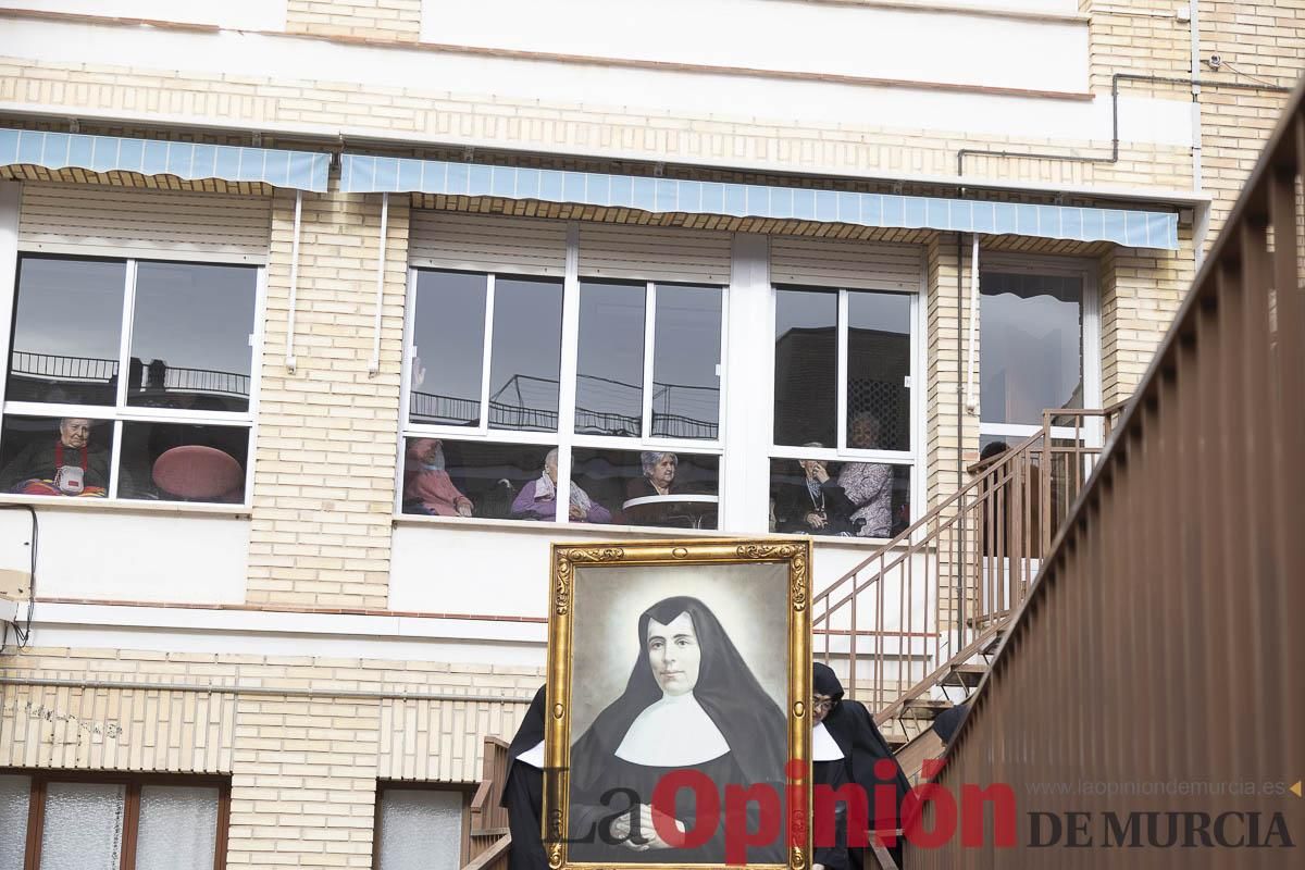 Así ha sido el traslado del cuatro y la reliquia de Santa Teresa de Jornet desde el Asilo hasta la Parroquia de la Concepción en Caravaca