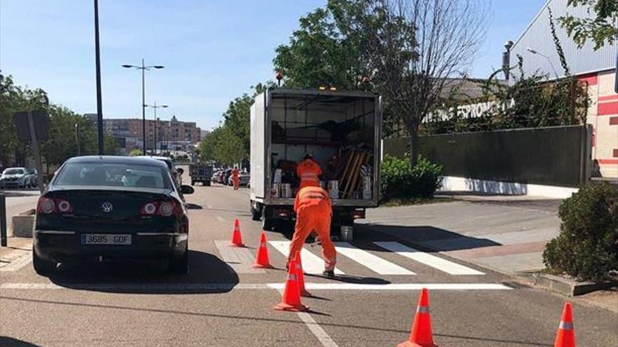 Repintan más de 300 pasos de peatones que afectan a medio centenar de calles