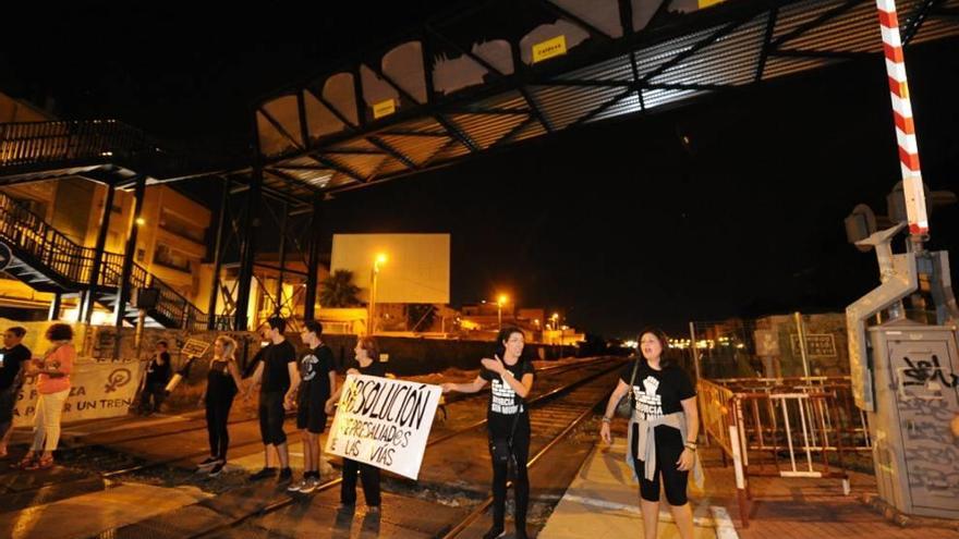 Protesta de la Plataforma en el paso a nivel de Santiago el Mayor.