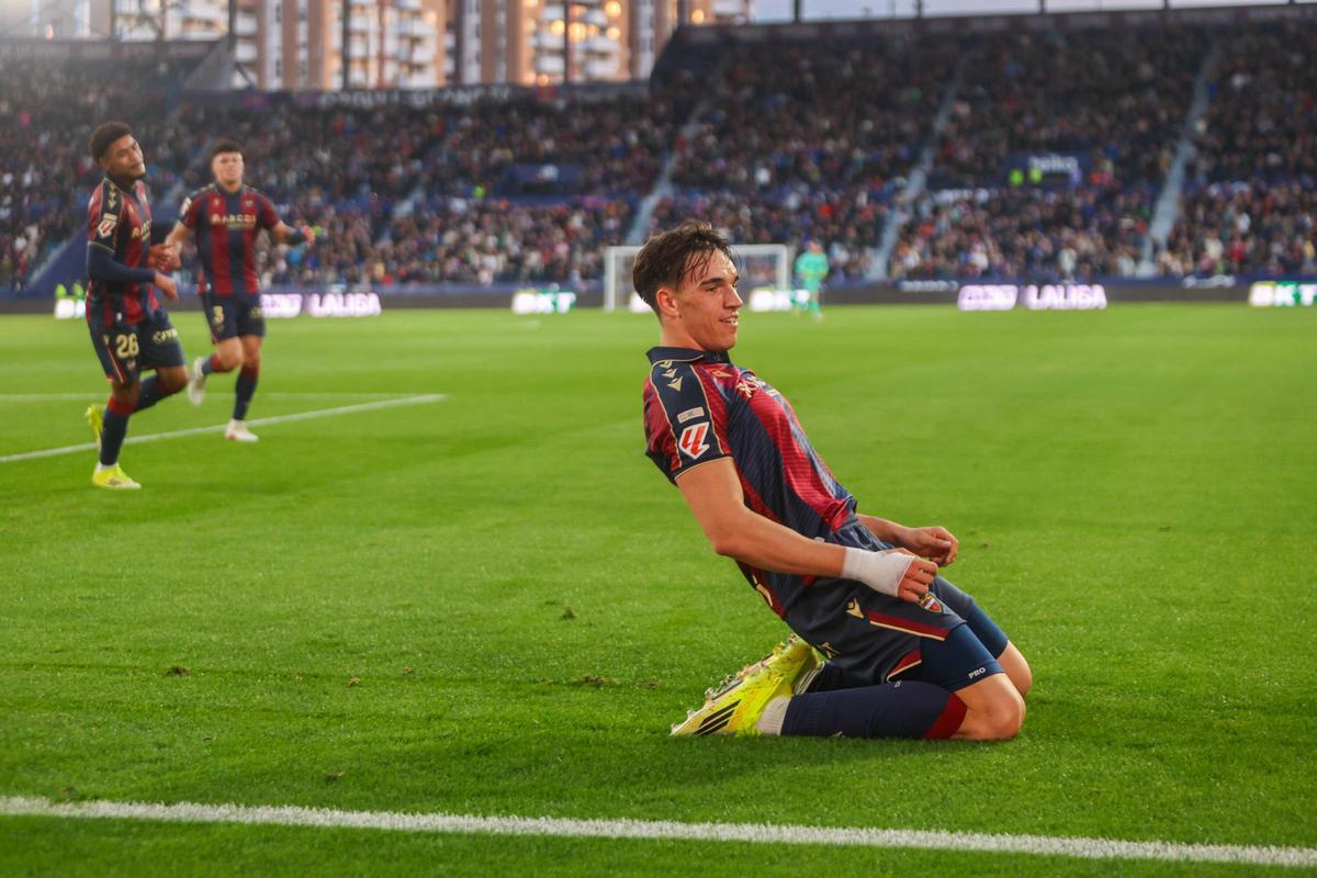 Espí celebra su primer gol contra el Oviedo.