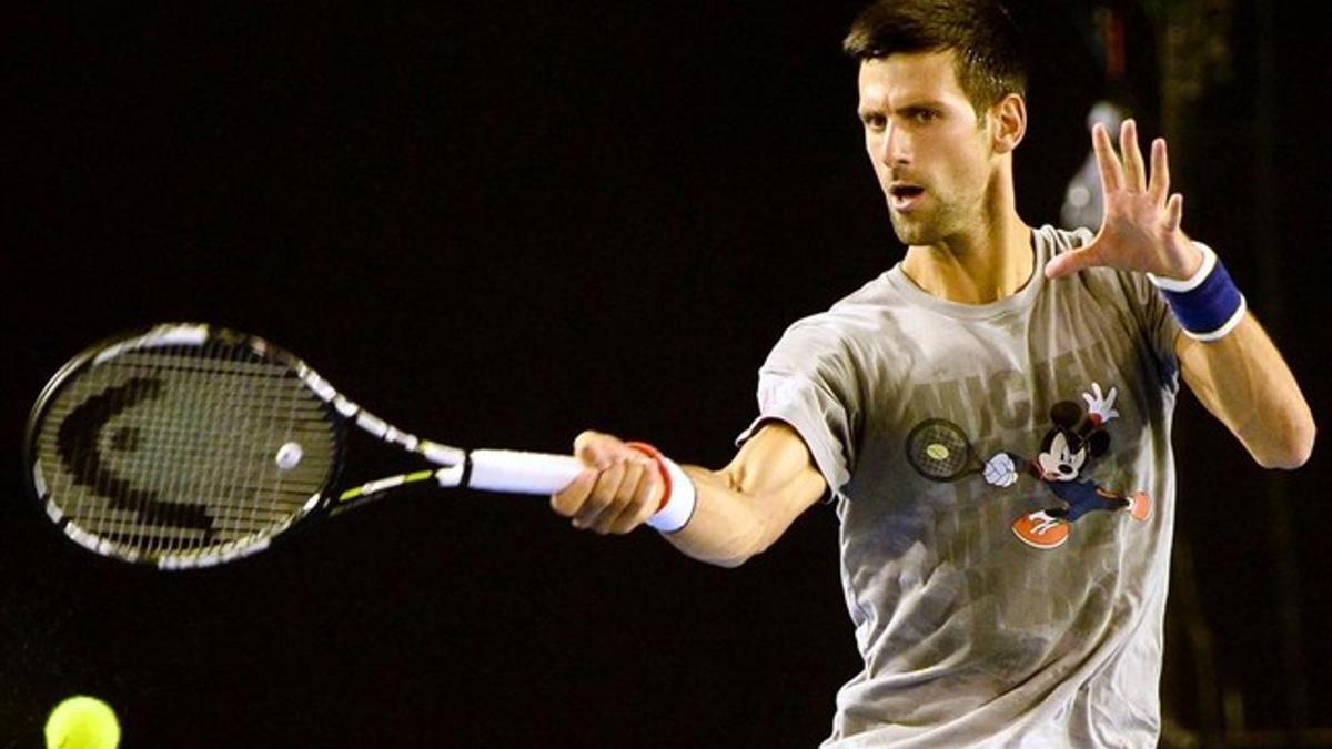 Novak Djokovic, durante un entrenamiento en Melbourne, previo al inicio del Abierto de Australia.