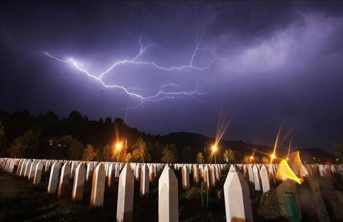Un raig il·lumina el cementiri de Potocari, la nit anterior a l’acte commemoratiu de la matança de Srbrenica.