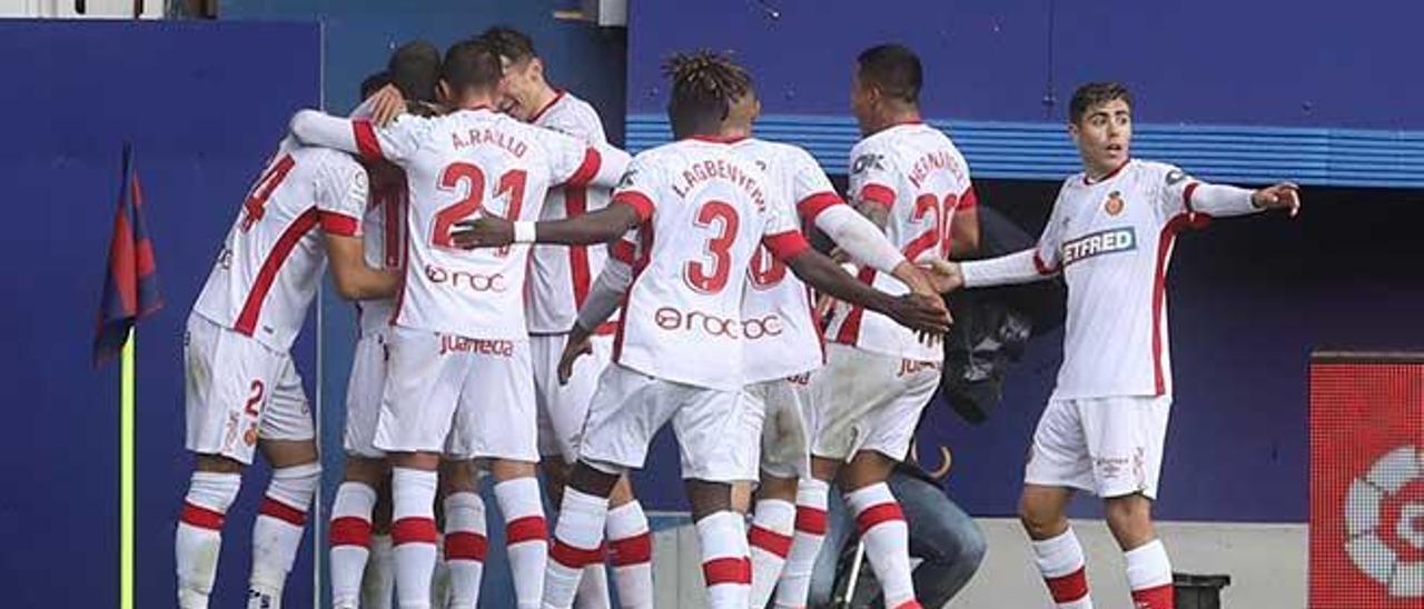 Los jugadores del Mallorca celebran un tanto ante el Eibar.