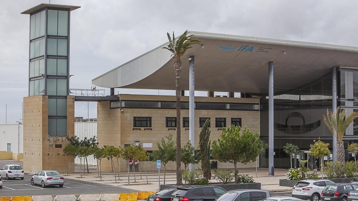 Instalaciones de IFA, en una jornada de celebración de un certamen, con el parking lleno.