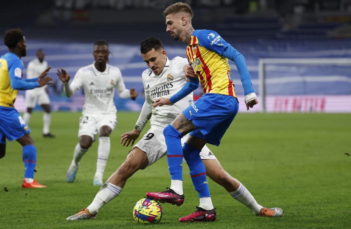 MADRID, 02/02/2023.- El centrocampista del Real Madrid Daniel Ceballos (i) lucha con Samu Castillejo (d), del Valencia CF, durante el partido de la jornada 17 de LaLiga que Real Madrid y Valencia CF disputan este jueves en el estadio Santiago Bernabéu. EFE/Juanjo Martín