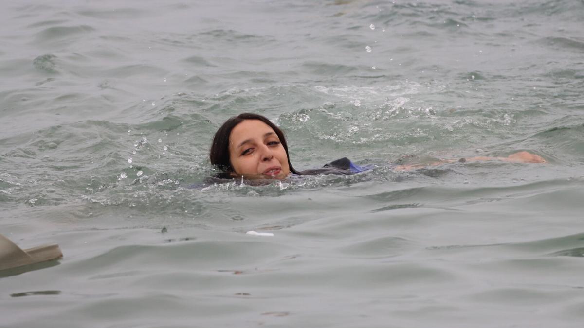 Una inmigrante en la playa, junto al paso fronterizo del Tarajal en Ceuta, el pasado 31 de julio