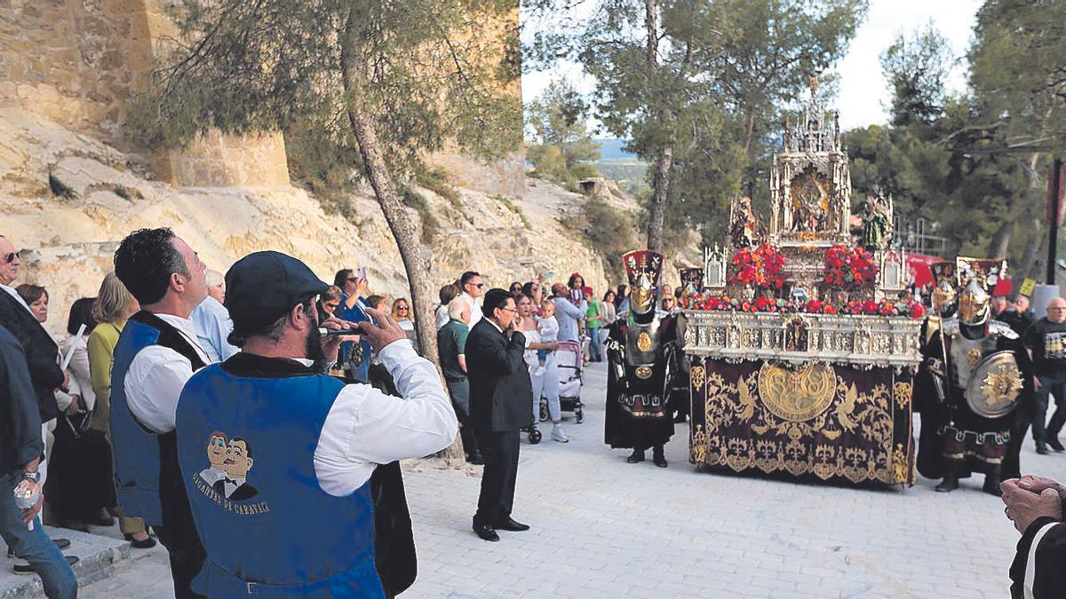 El Tío de la Pita se despide De la Vera Cruz en la última cuesta que da acceso a la fortaleza.