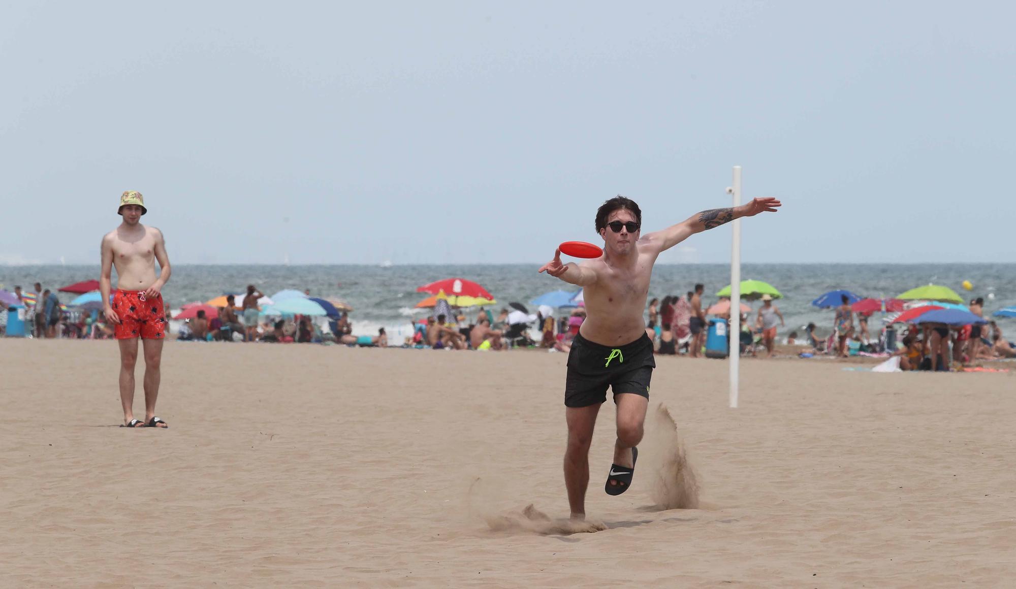 La playa y las terrazas, de nuevo, llenas