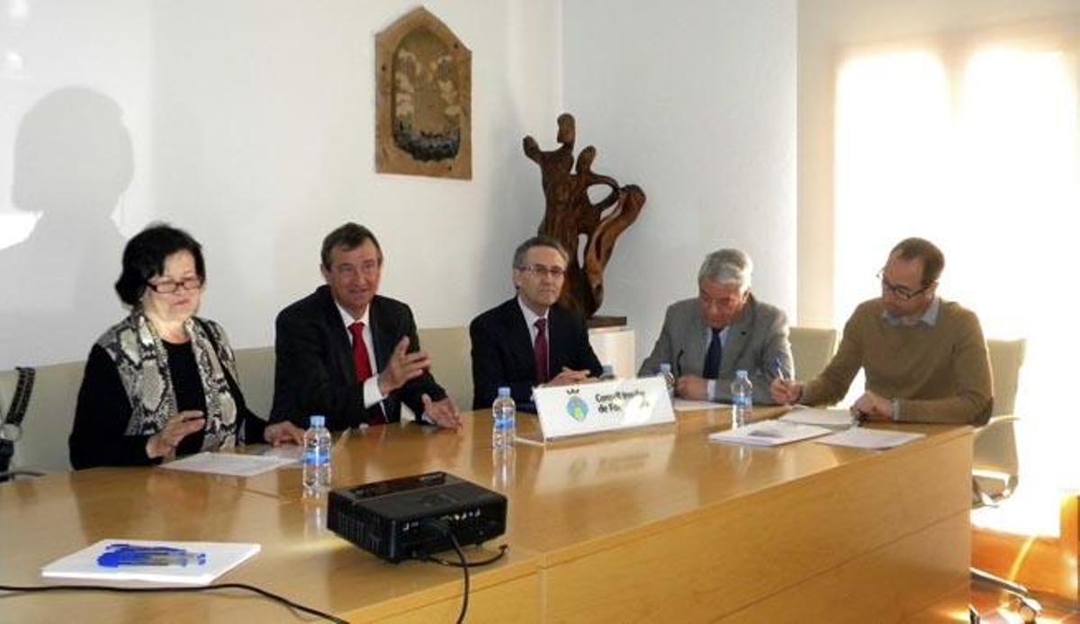 Esperanza Riera (izquierda) presenta a los ponentes.