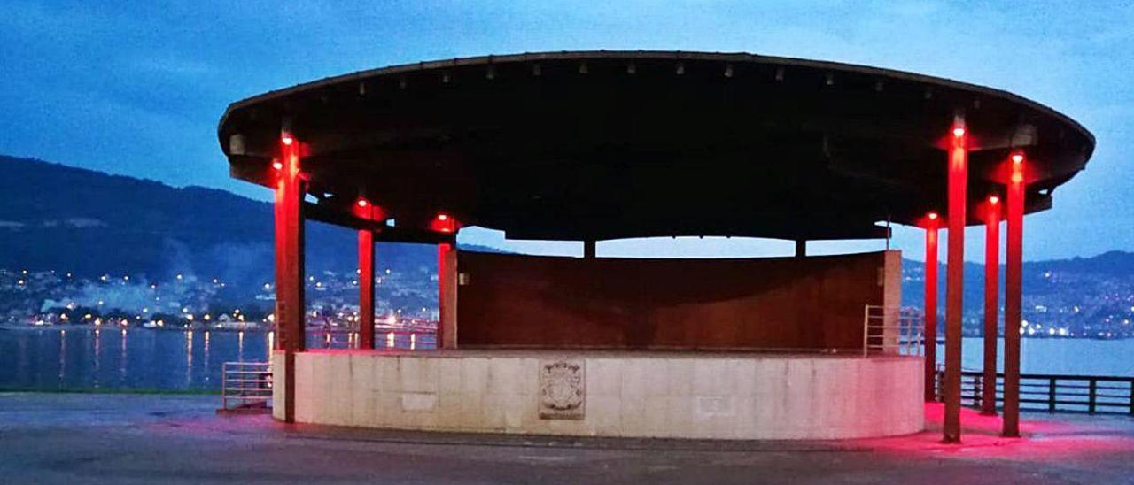 El palco de Moaña, de rojo por la cultura. El Concello de Moaña iluminó anoche su Palco da Música de color rojo para sumarse a la movilización del mundo de la cultura gallega reclamando que no se cancelen sus eventos por la pandemia y pidiendo la celebración de actos culturales en seguridad. La campaña llevaba el lema de &quot;Alerta Vermella. Facemos eventos&quot;.