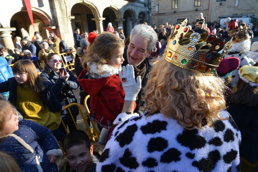 Una multitud recibe a los Reyes en Pontevedra