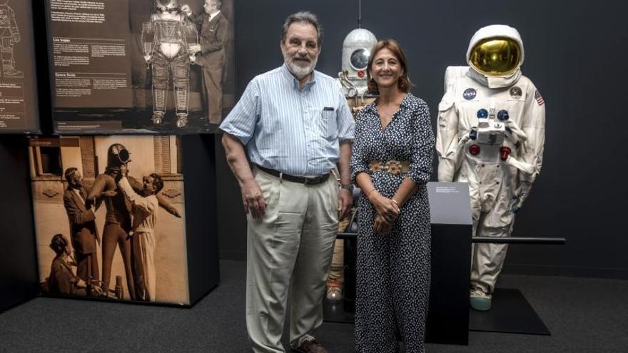 Rafael Clemente, asesor científico de ‘Apollo 11. La llegada del hombre a la Luna’, y Margarita Pérez-Villegas, directora de CaixaForum Palma.   