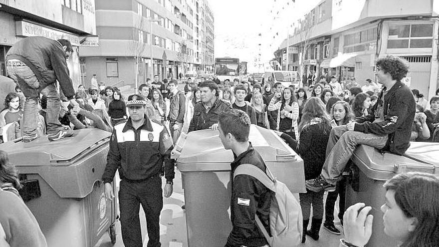 Un grupo de estudiantes atravesó contenedores en la calzada en la Avenida de Colón