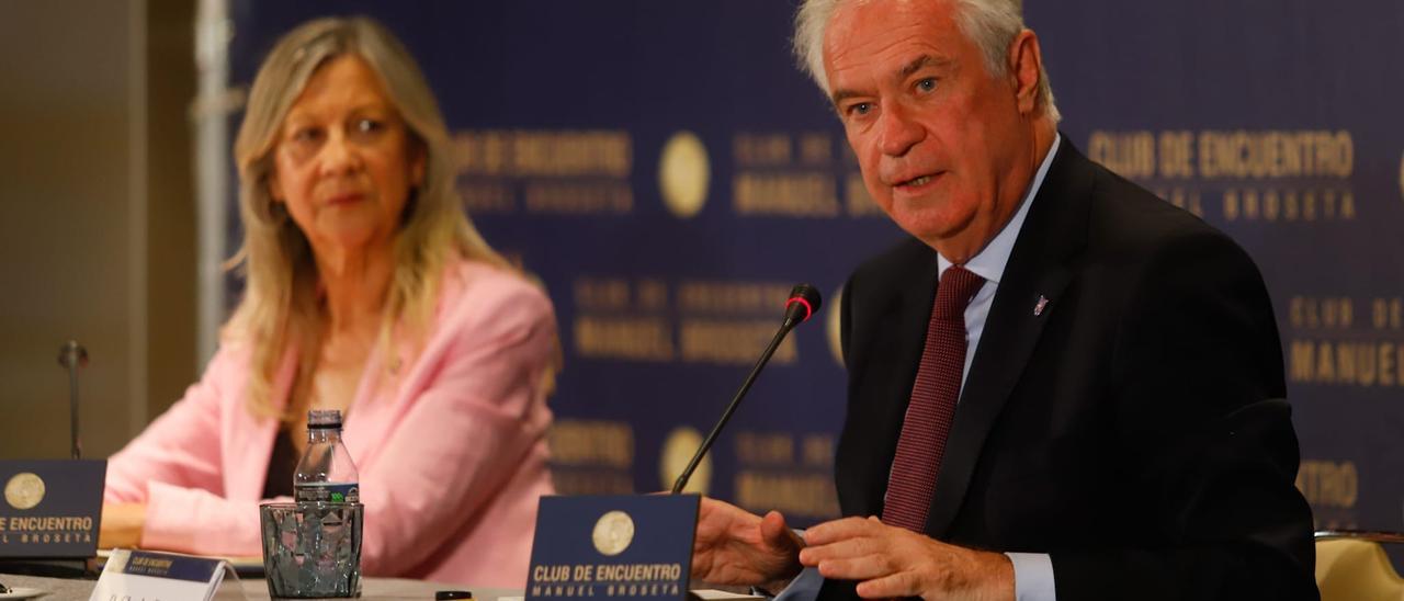 Charles Powell, ayer con el Club de Encuentro Manuel Broseta, en València