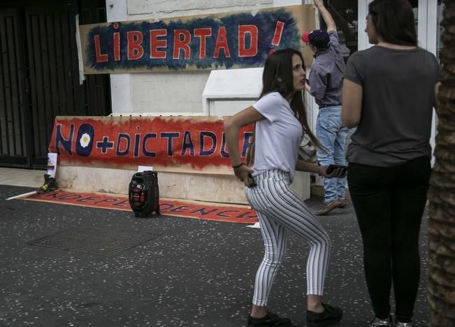 19/04/2017 MANIFESTACIONES  concentración de residentes venezolanos frente a la embajada de su pais para reclamar  elecciones libres