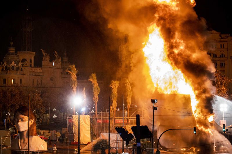 Así ha sido la cremà de la falla municipal