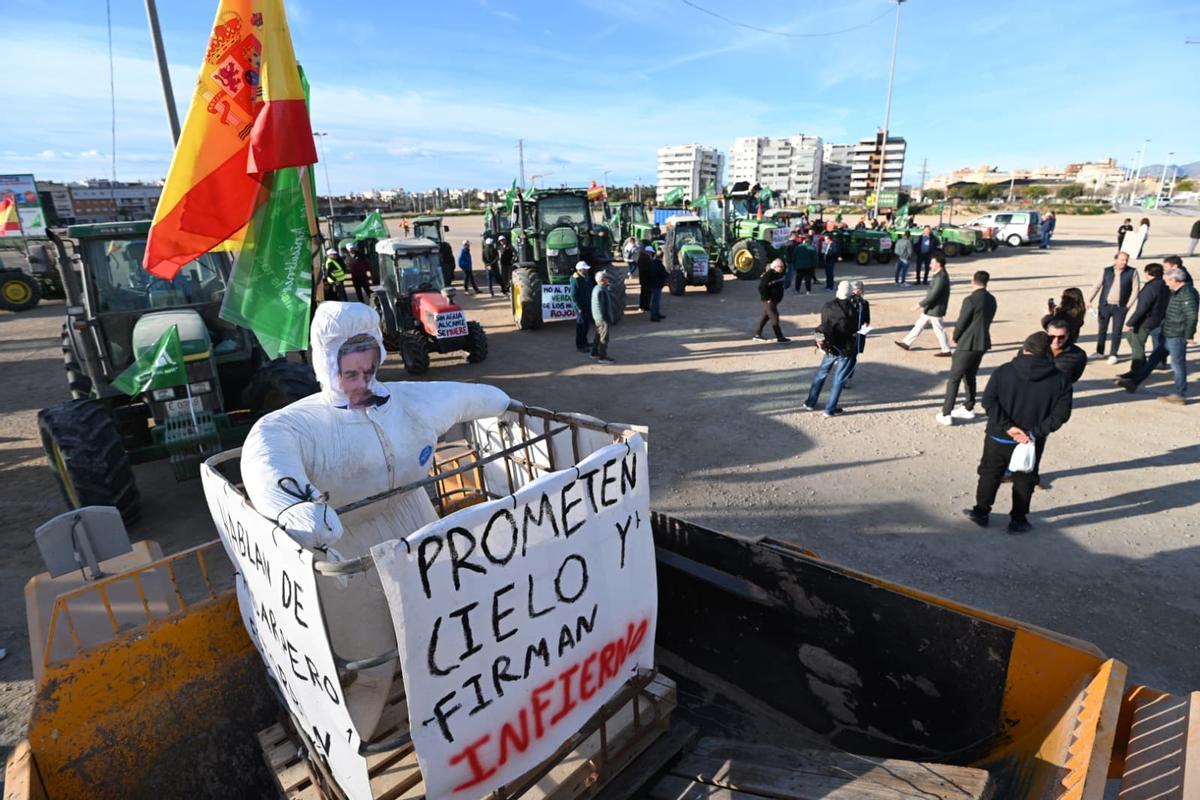 Así ha sido la salida de la tractorada desde Elche