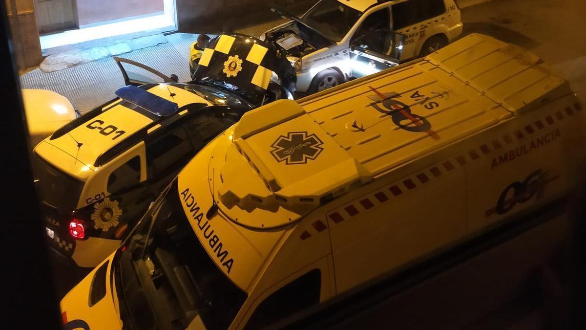 Ambulancia y Policía en el lugar de los hechos