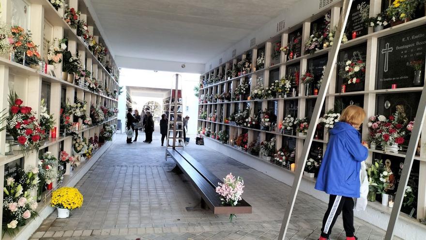 Los caurienses acuden al cementerio bajo la lluvia que da momentos de tregua