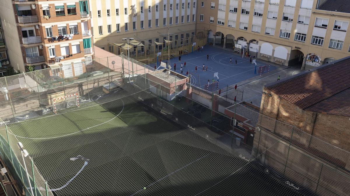 Intercambio de denuncias por ruido termina con las pistas deportivas de una escuela y un gimnasio precitadas en la calle Calàbria, 73 de Barcelona.. Situación pistas deportivas cerradas por ruido en los Salesianos Rocafort