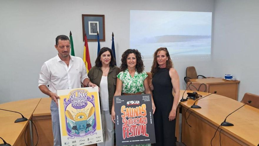 Rocío Alba, organizadora, junto a los representantes del Consistorio. | PELAYO MÉNDEZ