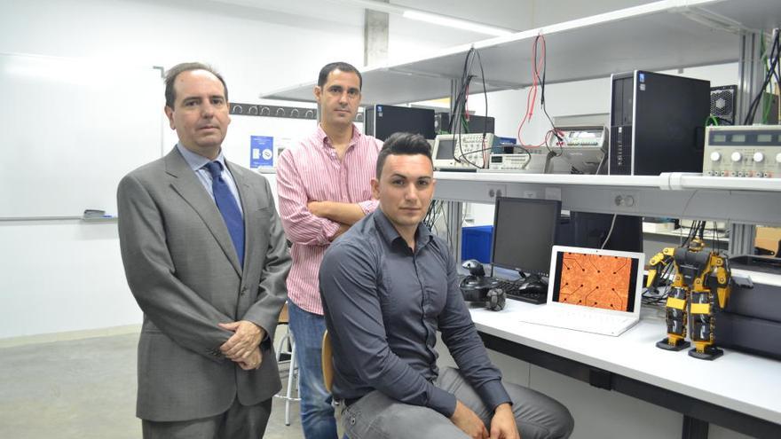 José Manuel Ferrández y Francisco Javier Garrigós, de pie, y el autor de la tesis, Víctor Lorente, en un laboratorio de la UPCT