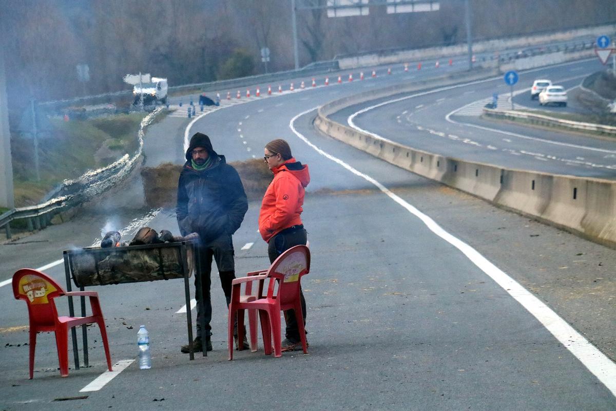 Los agricultores de la Catalunya central cortan la C-16 para protestar contra el acuerdo de la UE y Mercosur