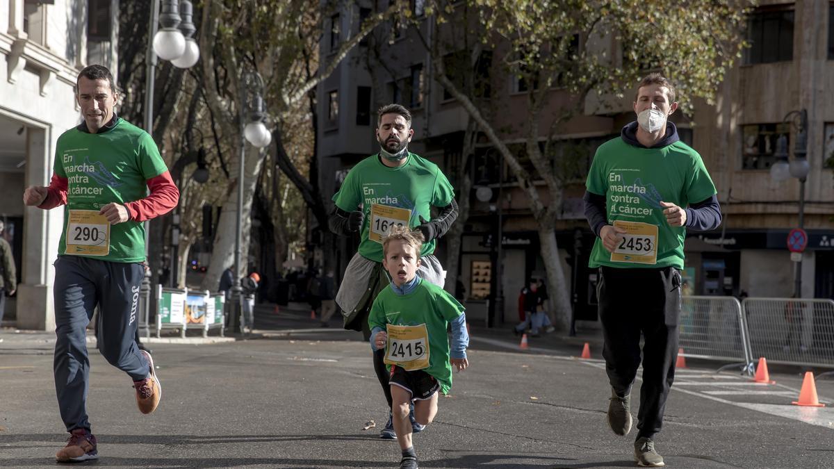 Miles de personas participan en la carrera y marcha contra el cáncer en Palma