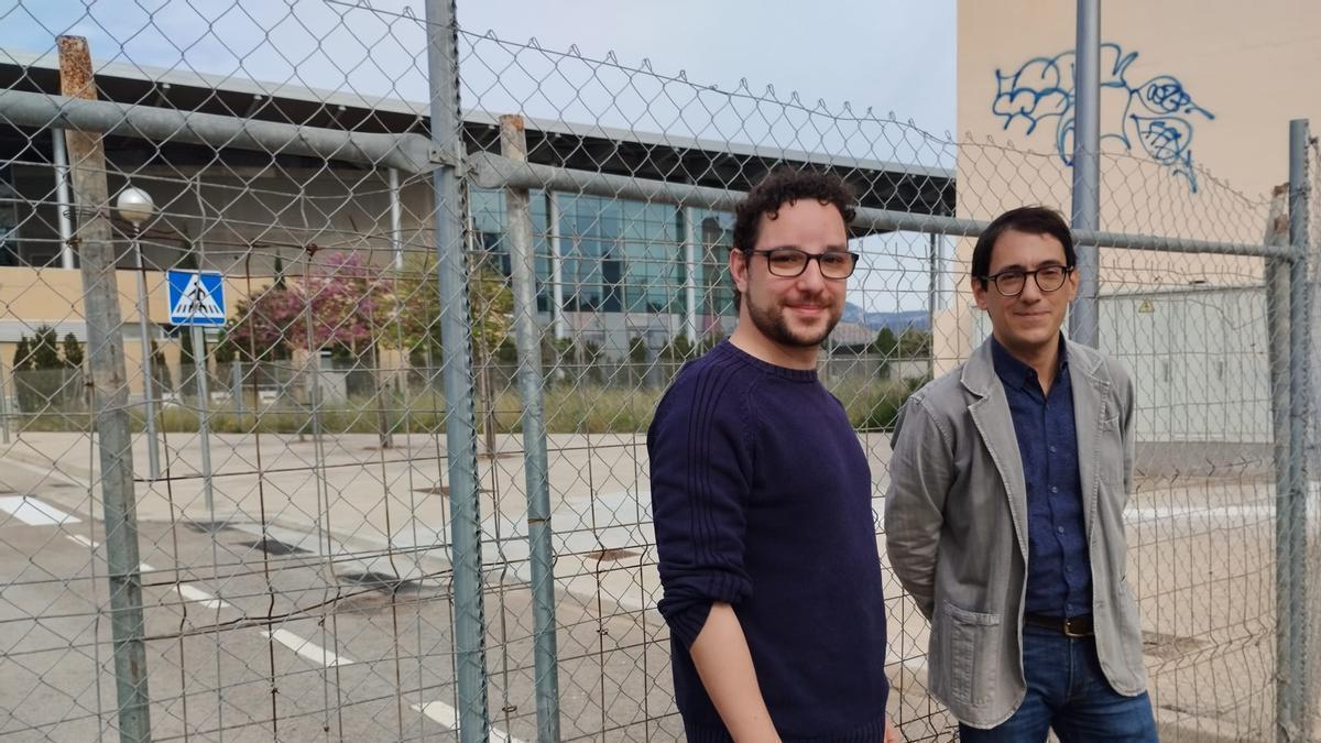 Pepe Martínez y Iago Negueruela junto al solar municipal adjudicado a Locare en el Camp Redó.